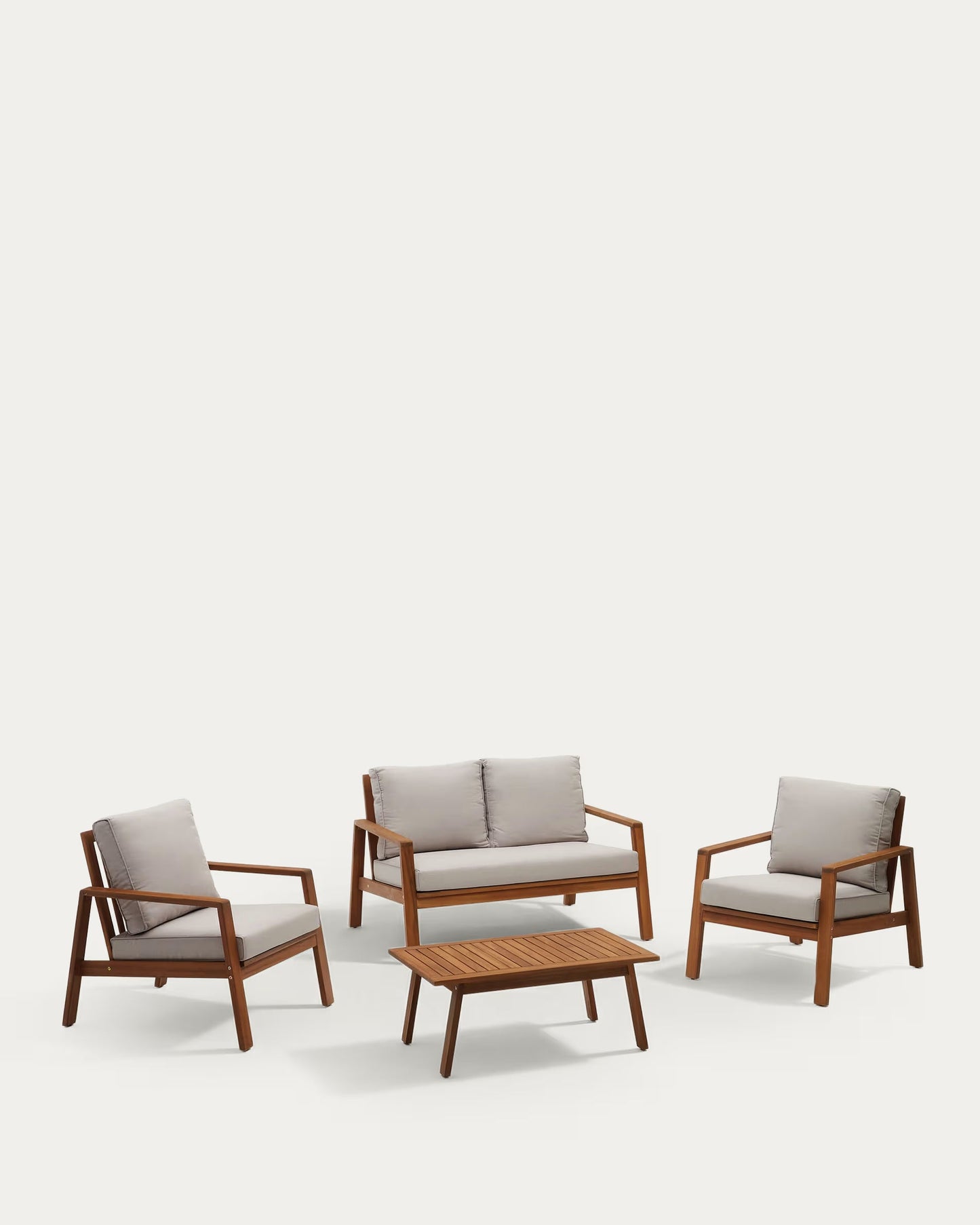 Ensemble de salon Frares avec canapé 2 places, 2 fauteuils et table basse en bois d'acacia.