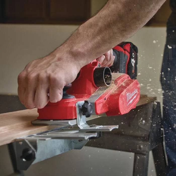 Rabot Milwaukee M18 BP-402C avec batterie et chargeur